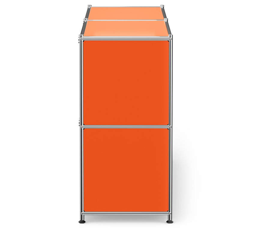 Narancssárga szekrény ezüst kerettel.