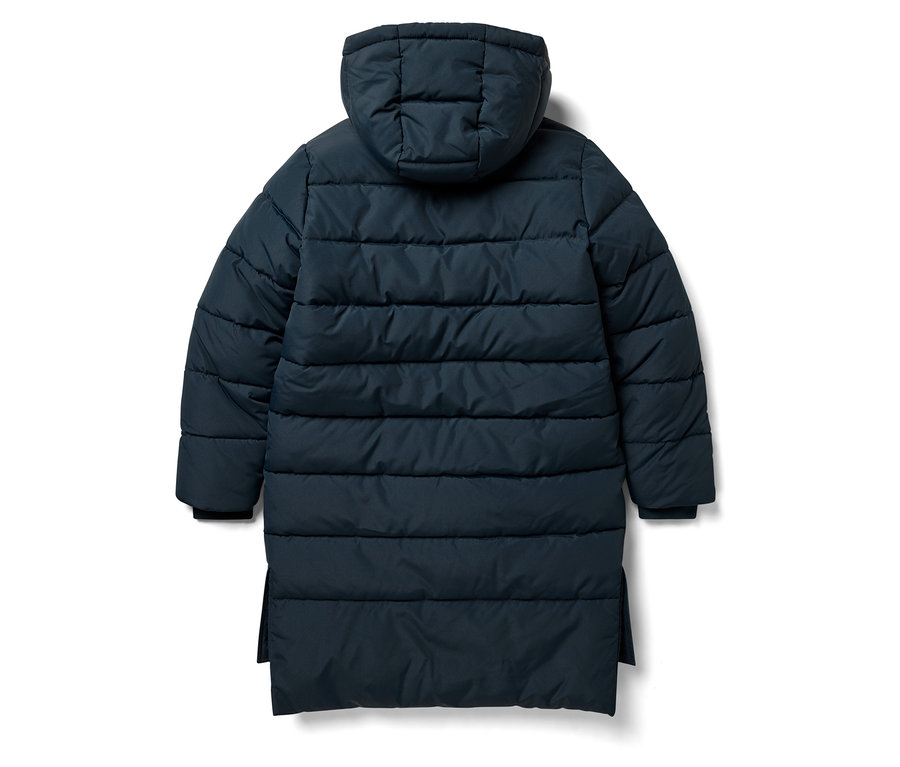 Sötétkék, hosszú, steppelt kabát kapucnival, hátulnézet.