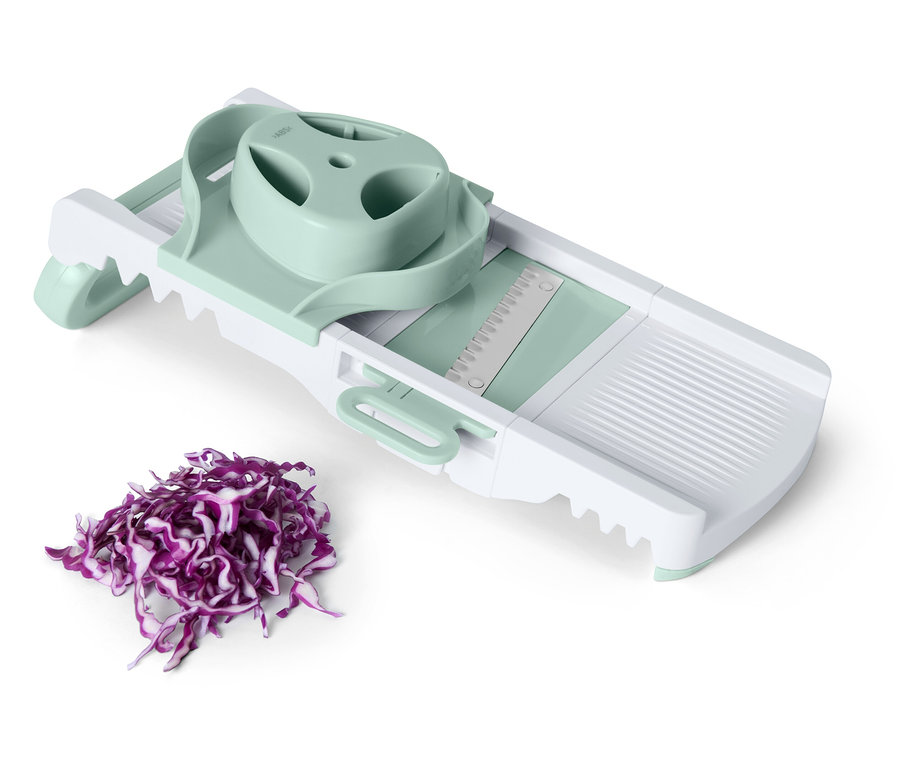 Zöldségszeletelő szeletelt vörös káposztával.