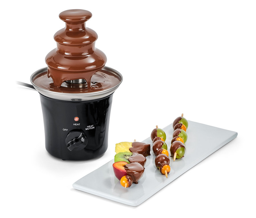 Csokoládé szökőkút gyümölcsnyársakkal.