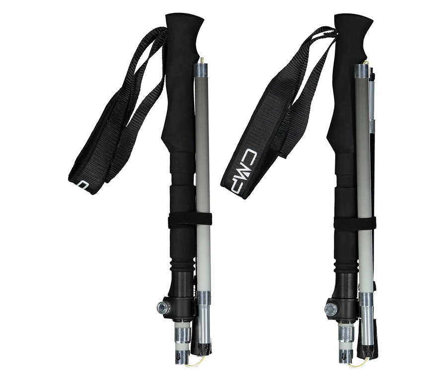 Két fekete és szürke túrabot CMP felirattal, függőlegesen állva fehér háttér előtt.