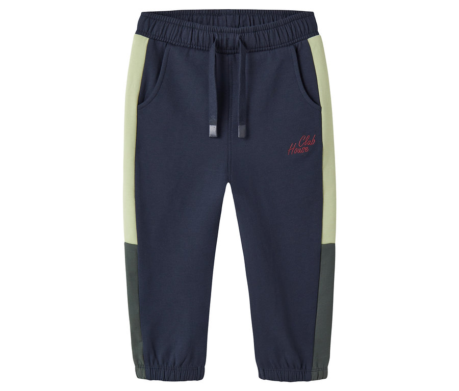 A tengerészkék színű, színblokkos NAME IT melegítőnadrág fehér háttér előtt fekszik.