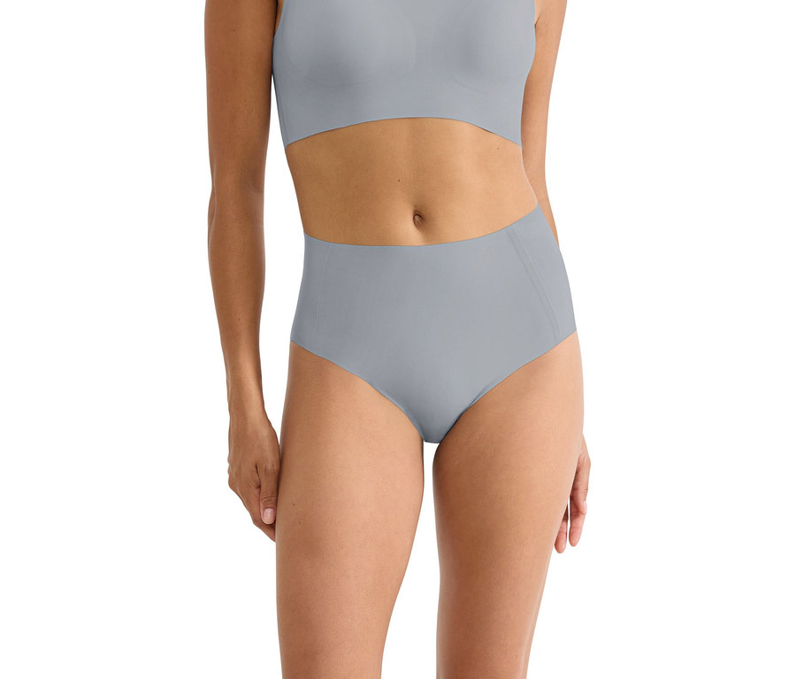Nő szürke, magas derekú alsót és hozzáillő bralette-et visel.