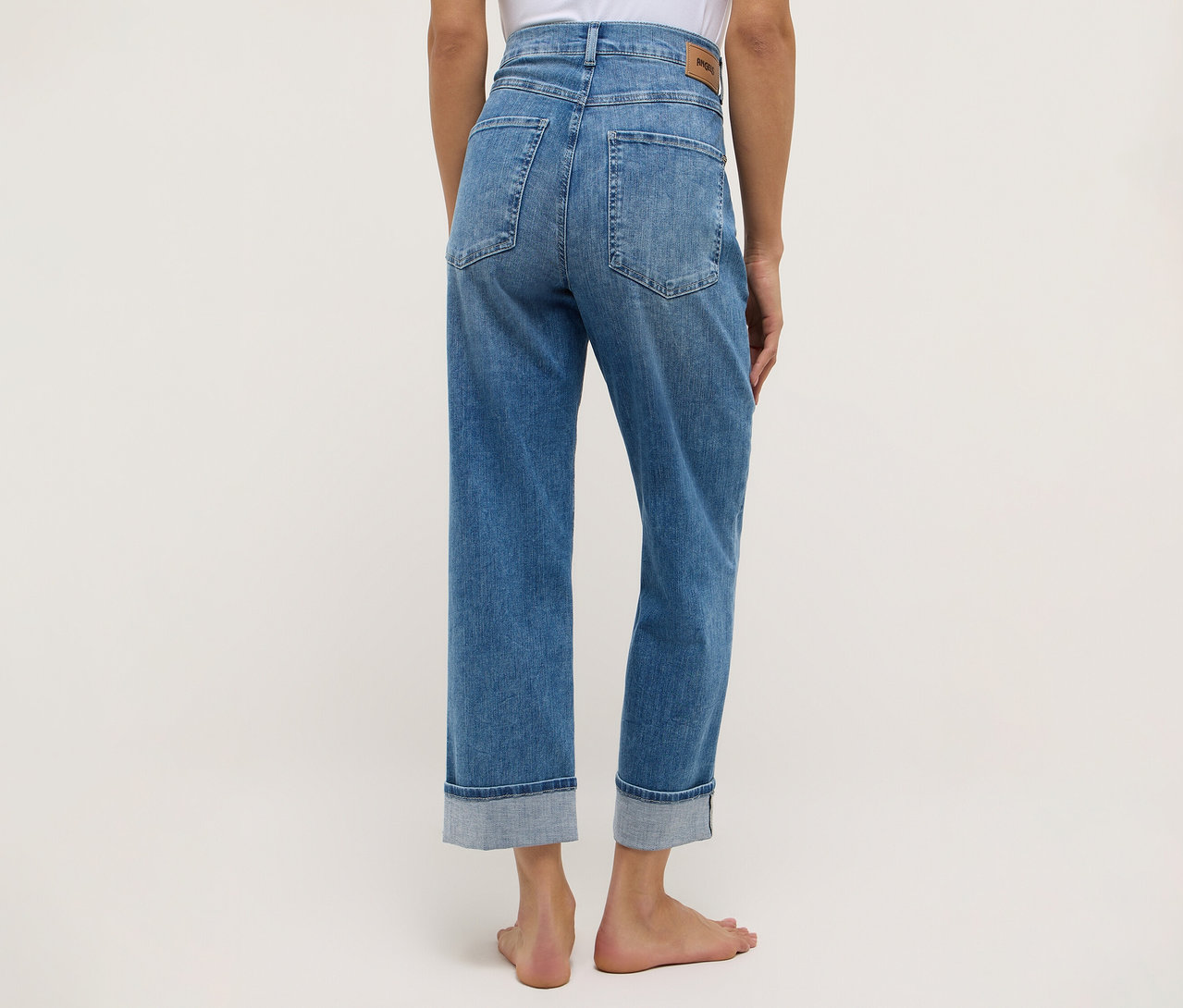 Hátulnézet egy nőről, aki Angels denim »Liberta« farmert visel.