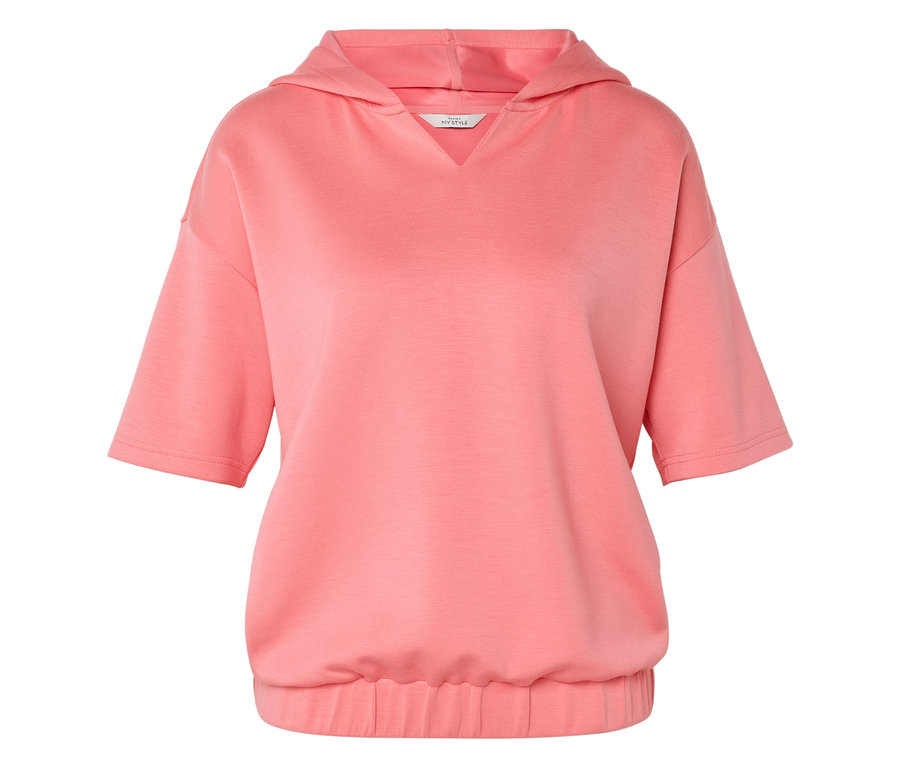Egy korall színű, rövid ujjú kapucnis pulóver látható fehér háttér előtt.