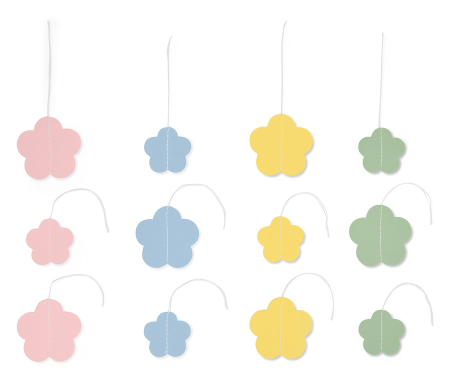 Többszínű virág alakú függők lógnak zsinórokon fehér háttér előtt.