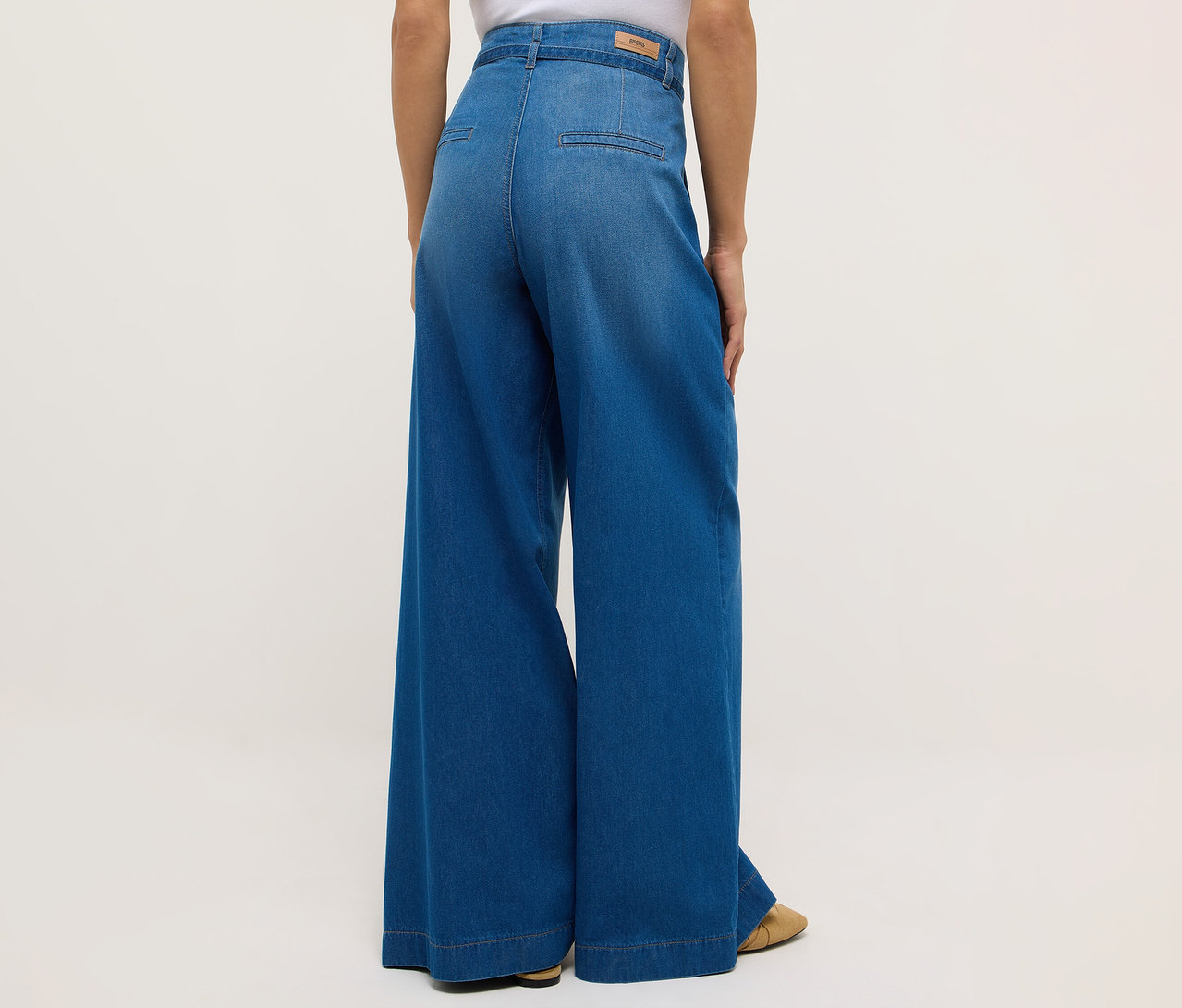 Hátulnézet egy nőről, aki Angels denim »Liva« letisztult, bőszárú farmert és lapos cipőt visel.