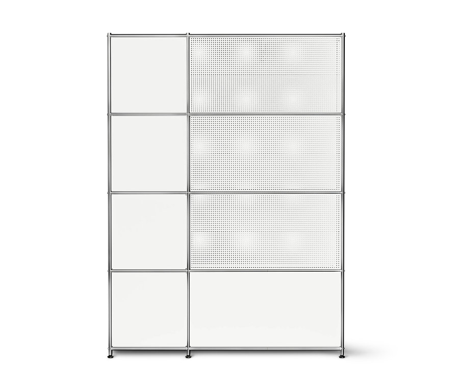 Fehér moduláris polcrendszer króm kerettel. A bal oszlopban négy fehér, zárt panel, a jobb oszlopban felül három fehér, perforált panel, alul pedig egy zárt panel található.