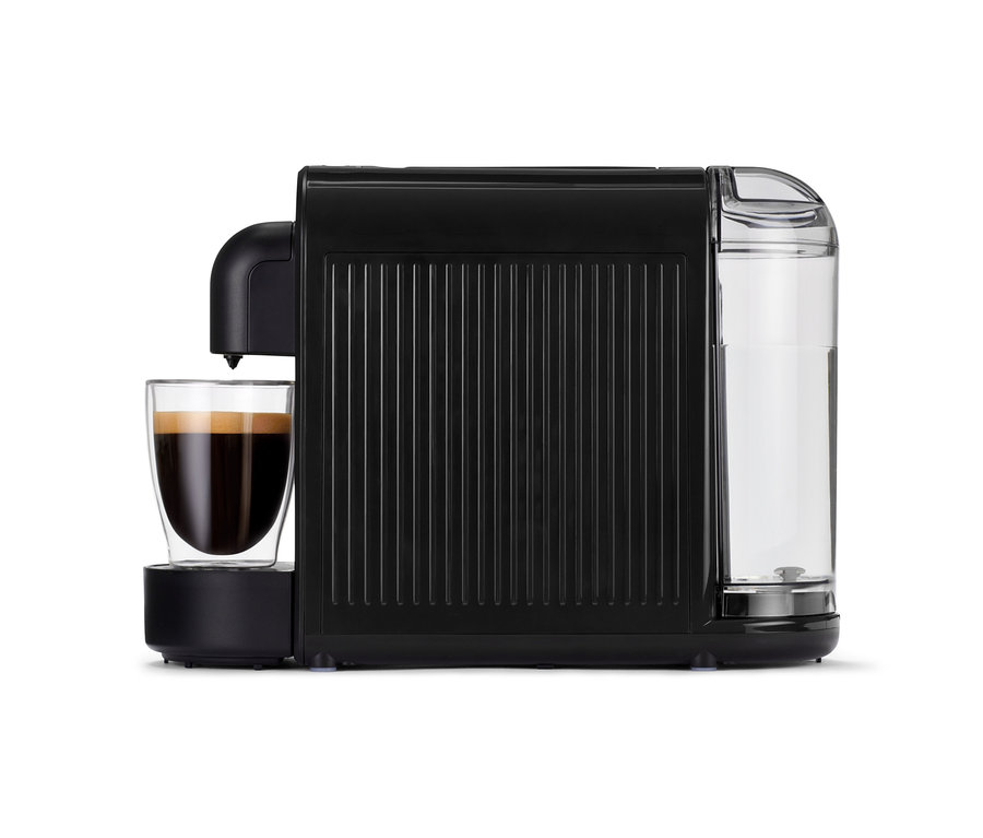 Egy fekete Cafissimo now black kávéfőző egy csésze kávéval előtte.