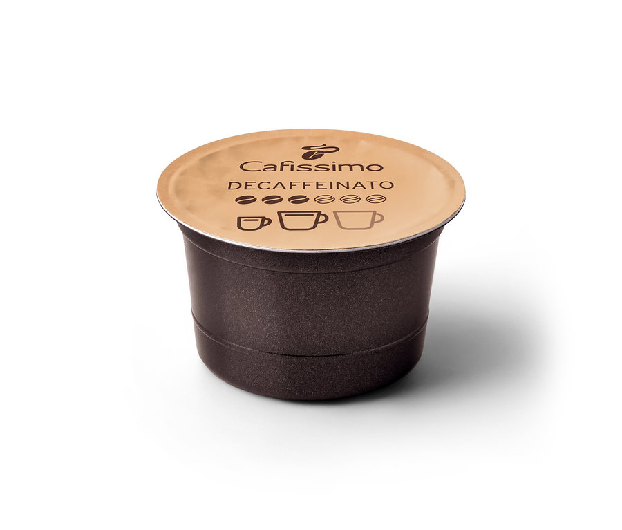 Közeli kép egy barna Cafissimo koffeinmentes kávékapszuláról, bézs színű fedéllel, fehér háttéren.