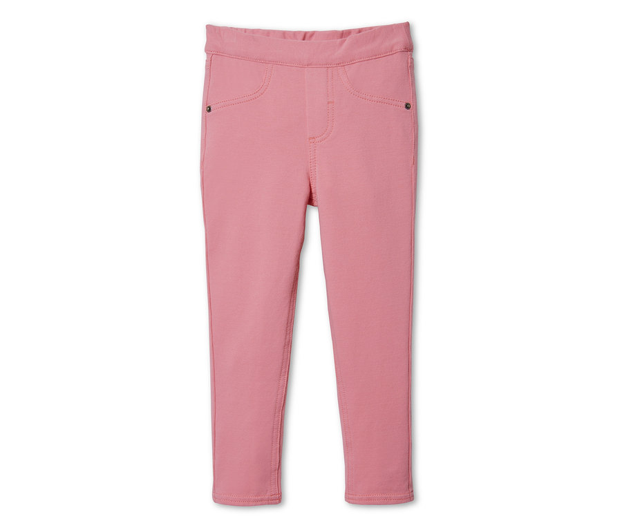 Rózsaszín lány treggings fehér háttérrel.