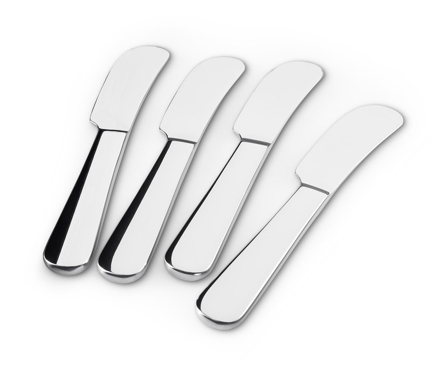 Négy vajazókés fekszik egy fehér háttéren.