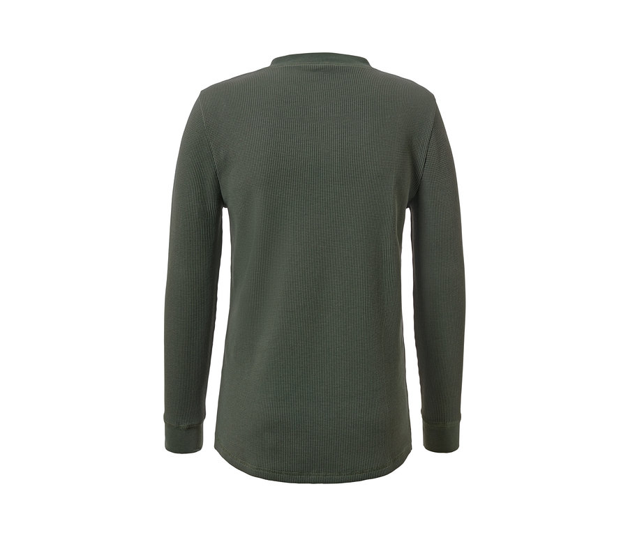 Hátulnézet a khaki férfi hosszú ujjú henley felsőről.