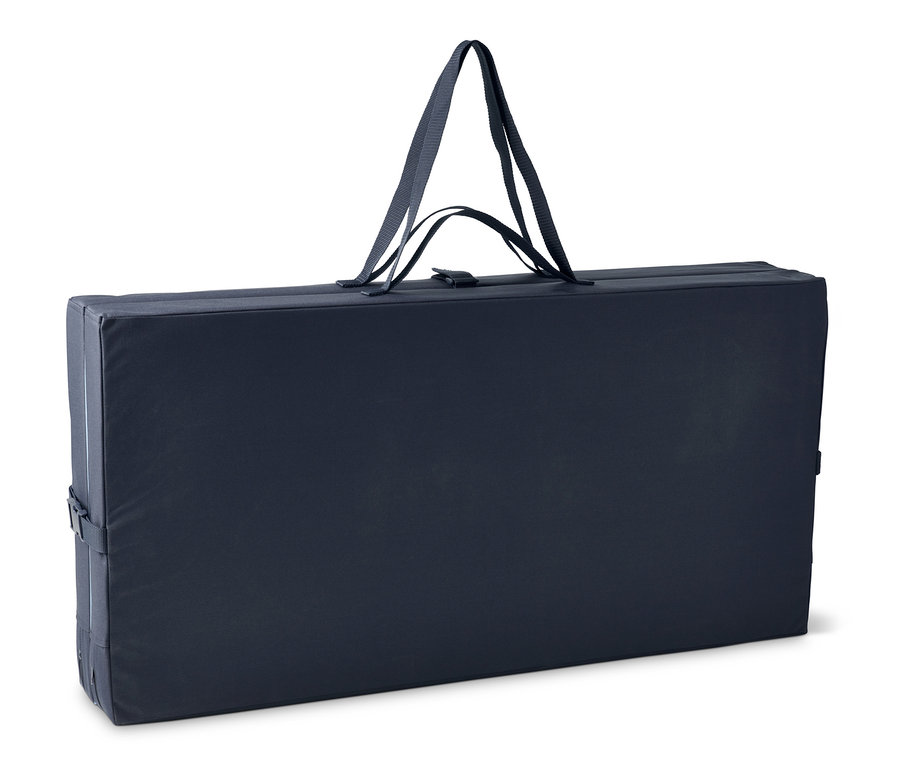 Egy sötétkék színű, összehajtható boulder matrac, két hevederrel.