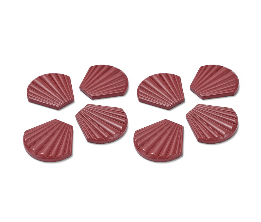 Nyolc bordó, kagyló alakú asztalterítő leszorító látható fehér háttéren.