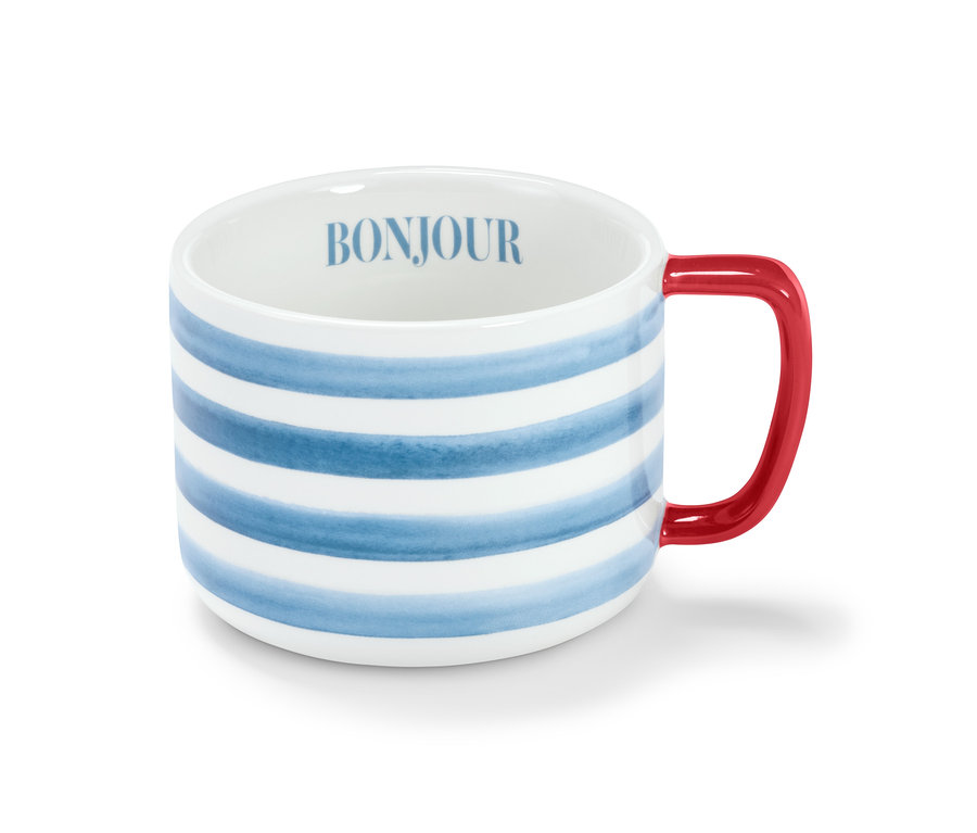 Egy csíkos, kék/fehér, porcelán bögre látható közelről, piros füllel, a belsején a Bonjour felirat olvasható.