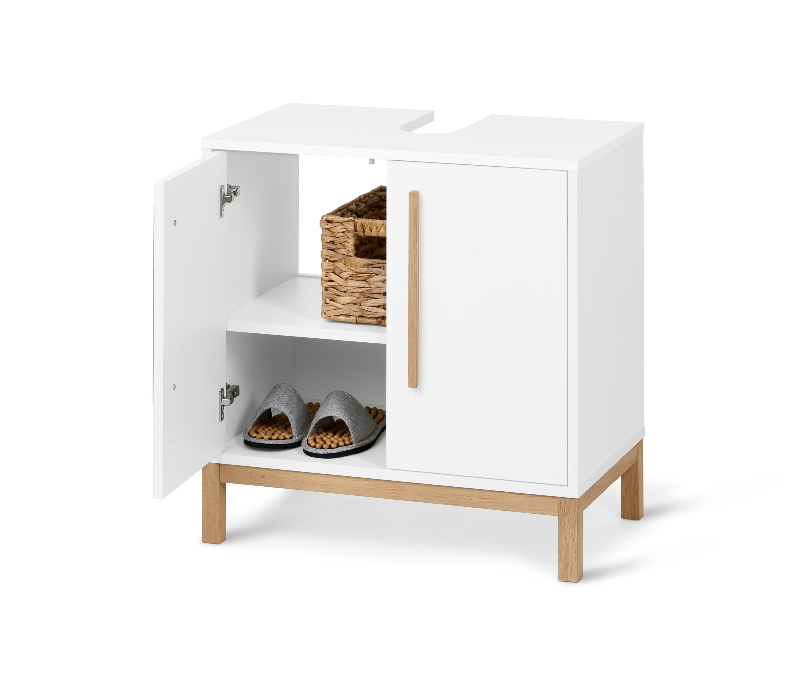 Egy nyitott, fehér Eklund mosdó alatti szekrény kosárral és papuccsal a belsejében.