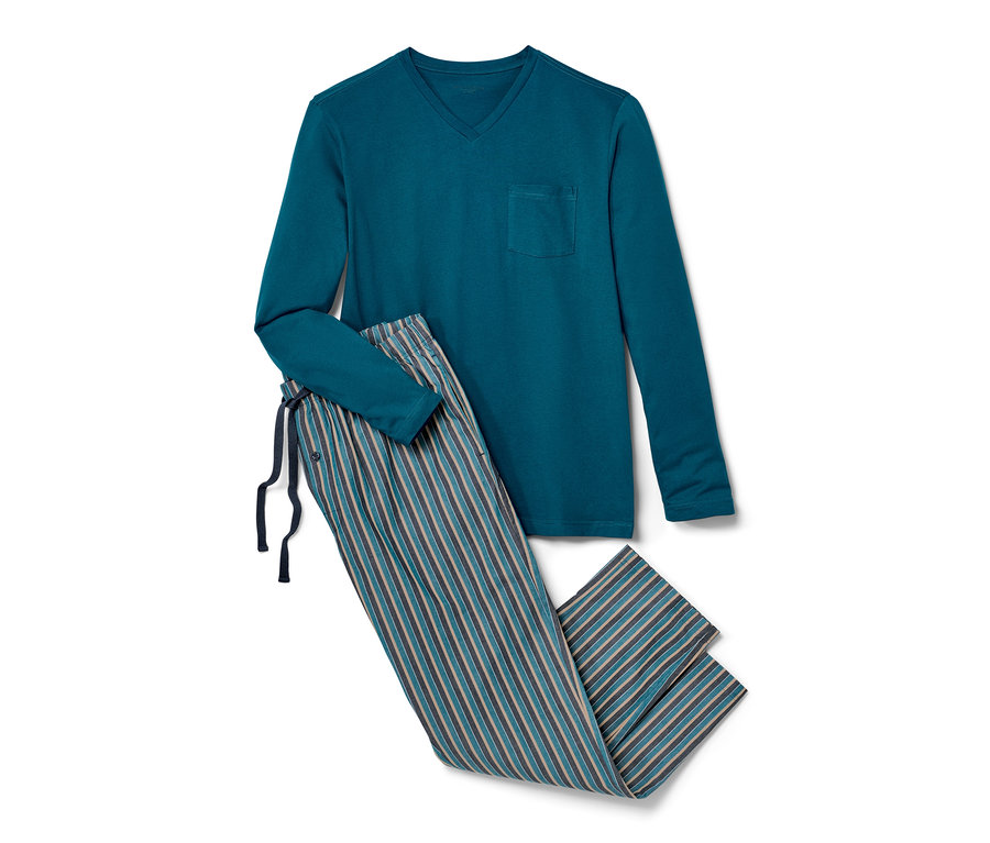 Egy tengerészkék pizsama szövött nadrággal összehajtva.