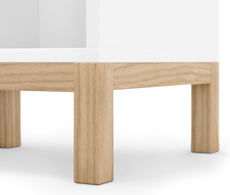 Nagyított kép egy fürdőszobai komód részletéről, fa lábakkal.