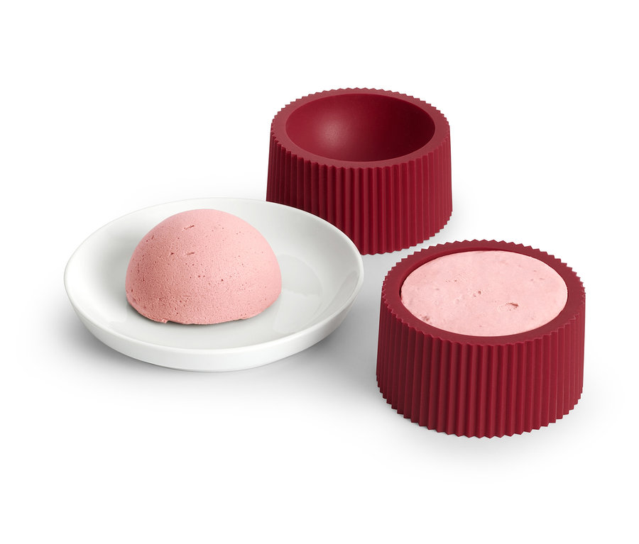 4 desszert forma, rózsaszín desszerttel egy tányéron.