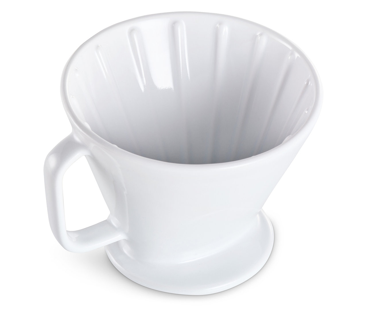 Közeli felvétel egy fehér, kerámia, kézi kávéfilterről, felülnézetből.