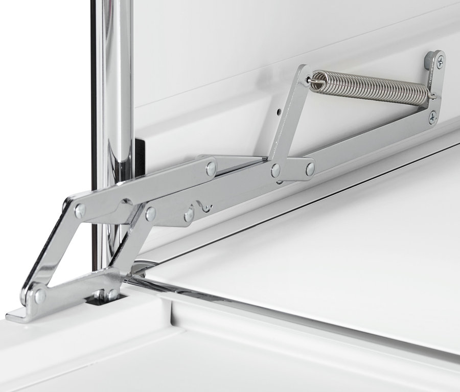 A »CN3« polcos komód lenyitható ajtajának mechanizmusa közelről.