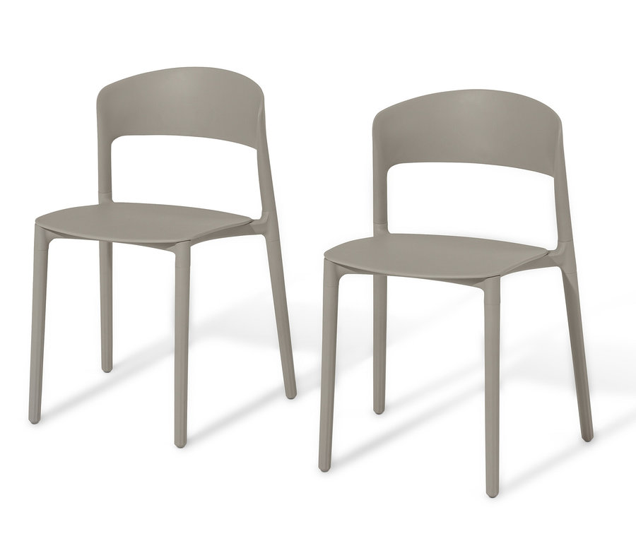 Két műanyag szék fehér alapon.