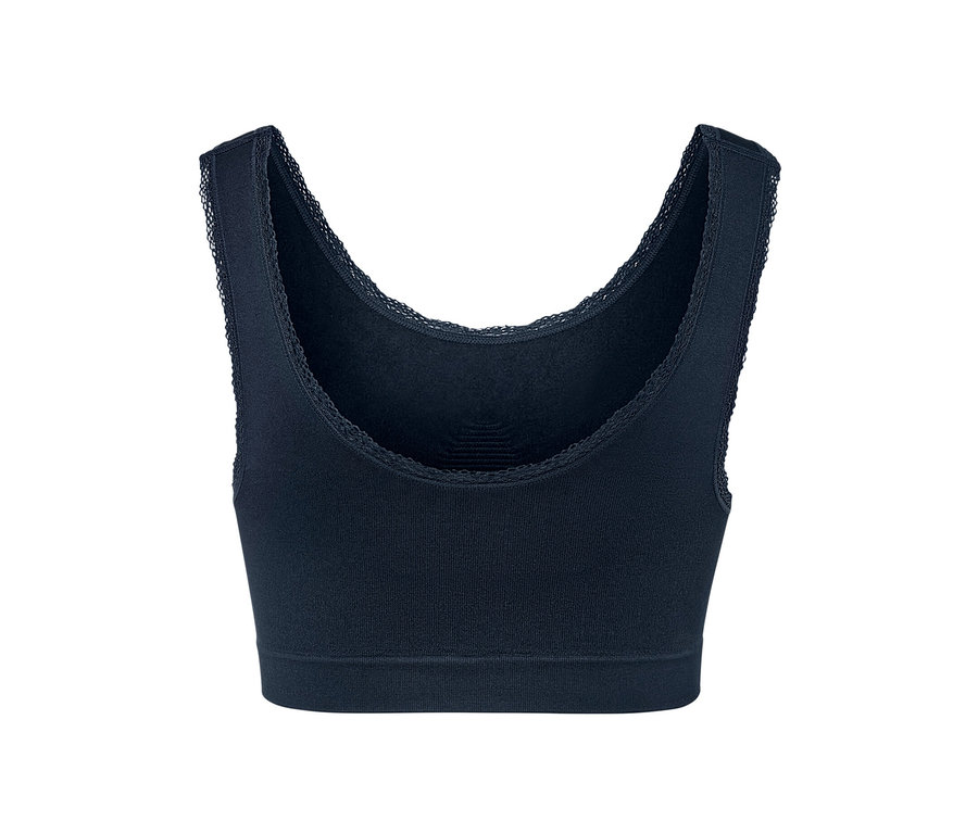 Egy sötétkék, varrásmentes bustier melltartó részlete csipkés szegéllyel.