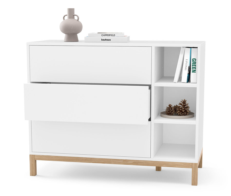 Fehér komód három fiókkal, az egyik nyitva van. A komódon váza és könyvek vannak.