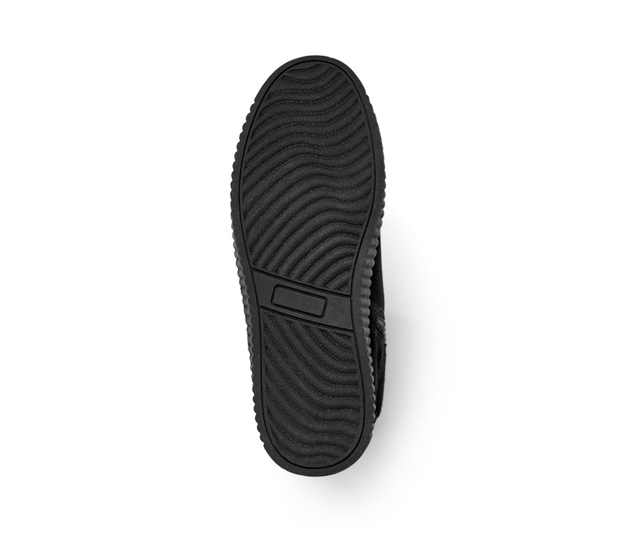 Egy fekete női velúrbőr csizma talpának részlete.