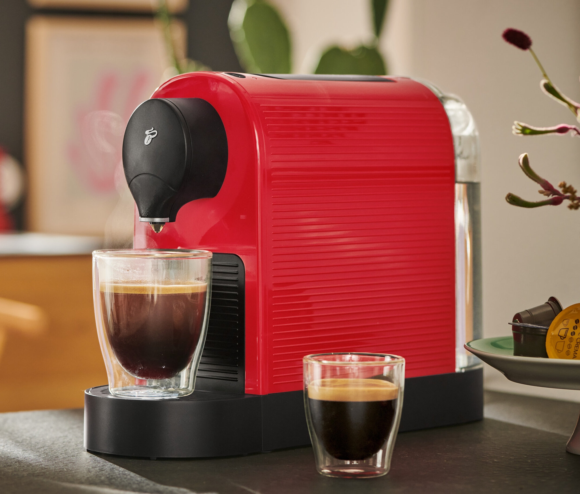 Piros Cafissimo pure+ kávéfőző két csésze kávéval.
