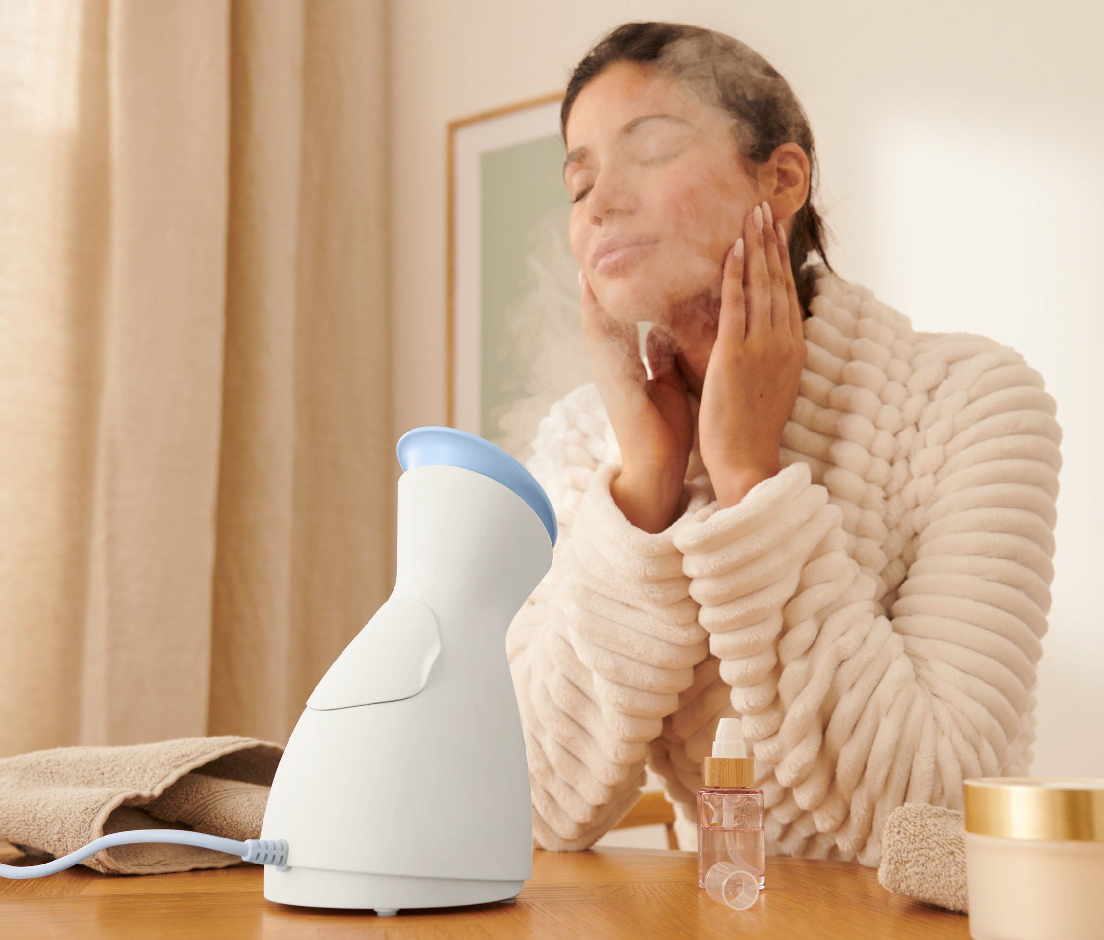 Nő arcszaunát használ.