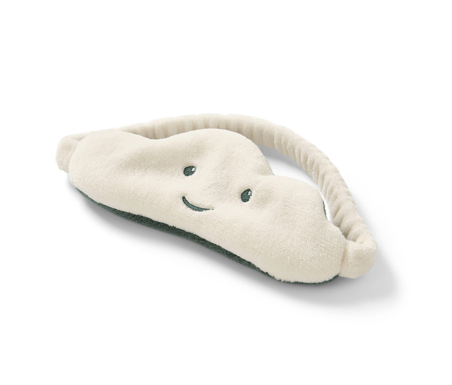 Egy felhős alvómaszk látható fehér háttéren.