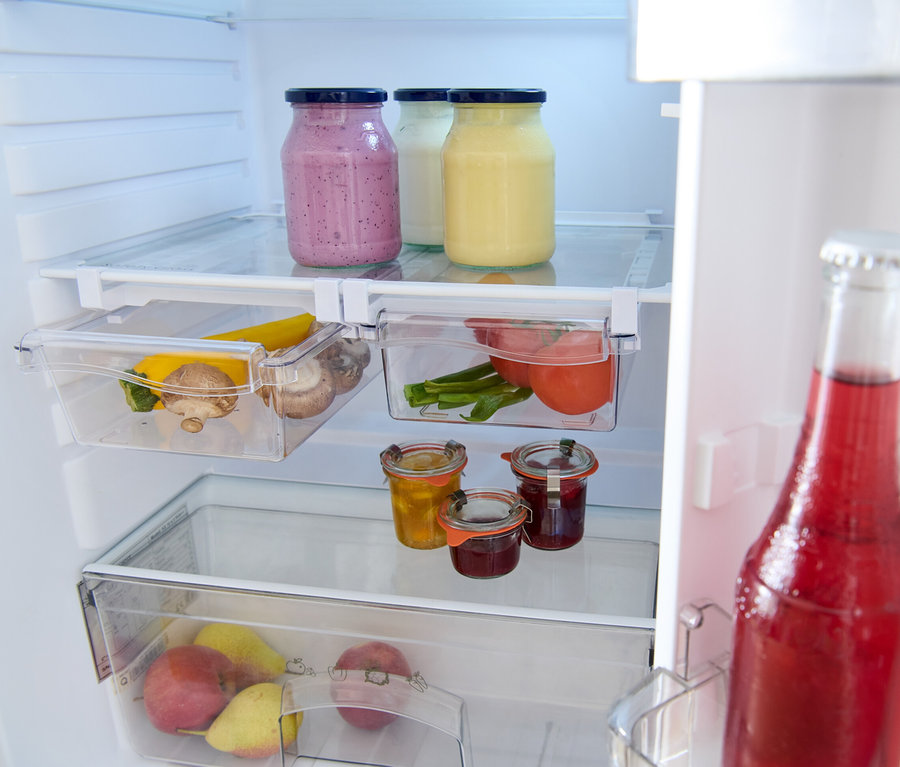 A hűtőben három üveg van fedővel, kettő tele és egy üres. Továbbá van 2 kihúzható fiók hűtőszekrénybe, az egyikben paradicsom, a másikban gomba és cukkini.