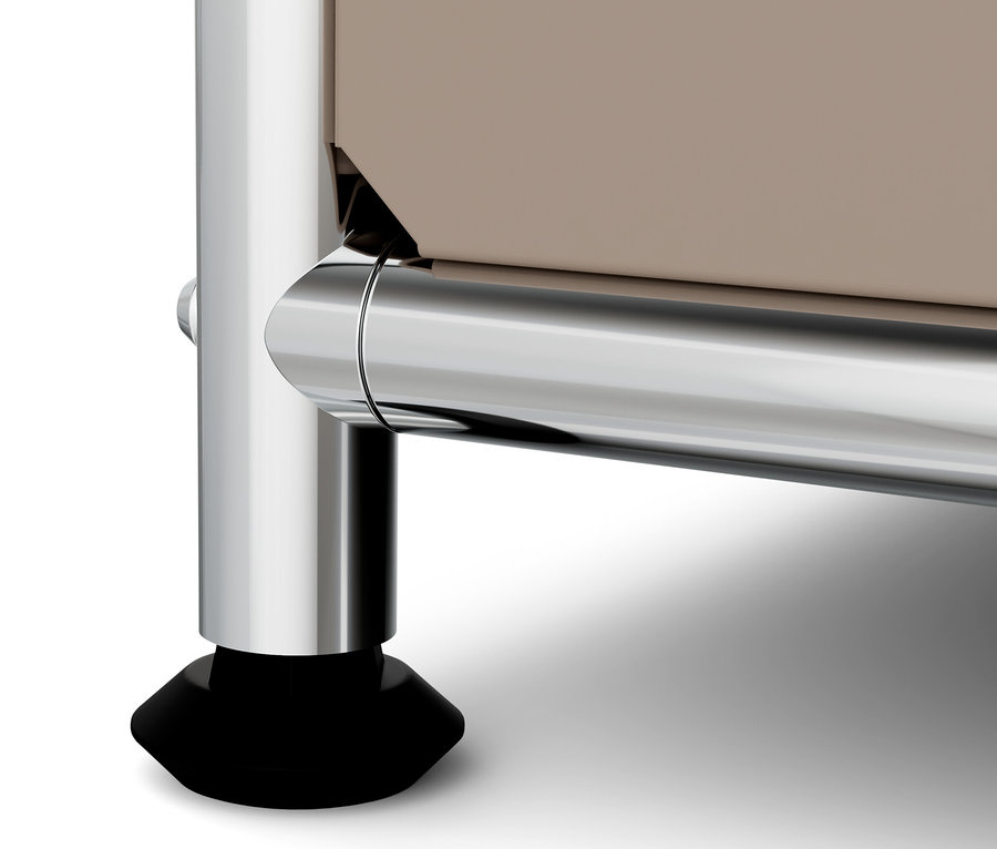 Egy szürkésbarna »CN3« fém komód részlete fa felső lappal, krómozott lábbal és fekete talppal.