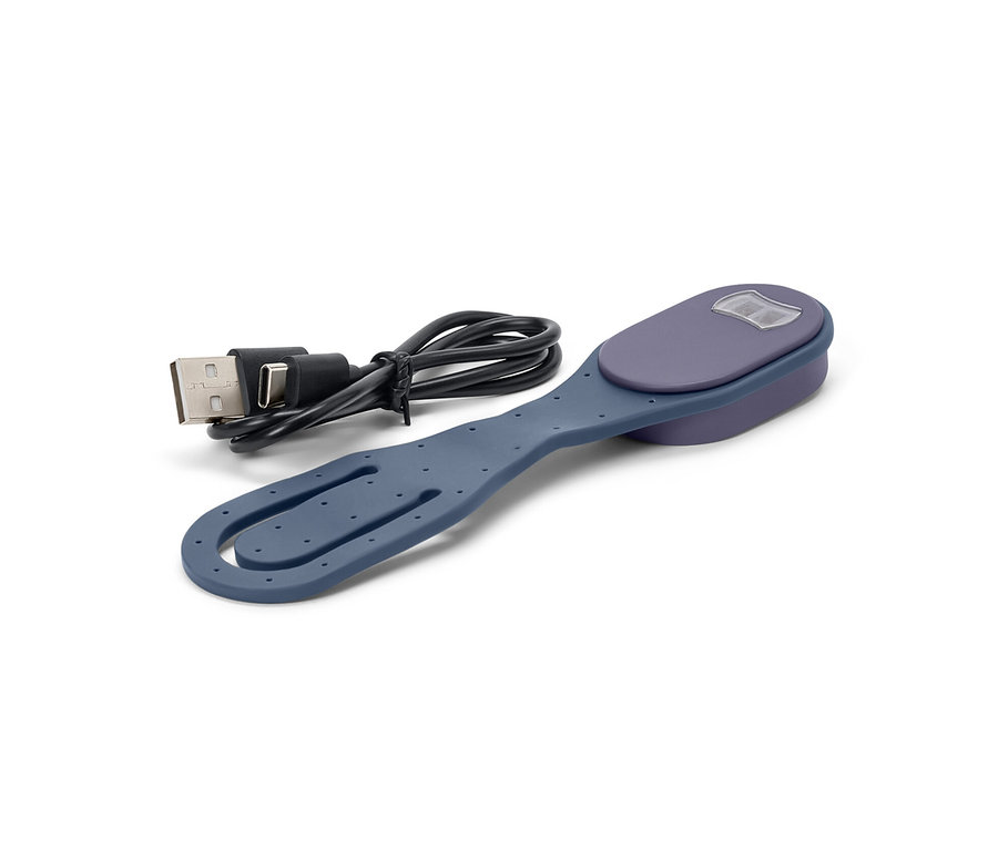 Kék mini LED olvasólámpa akkumulátorral és USB-kábellel fehér háttéren.