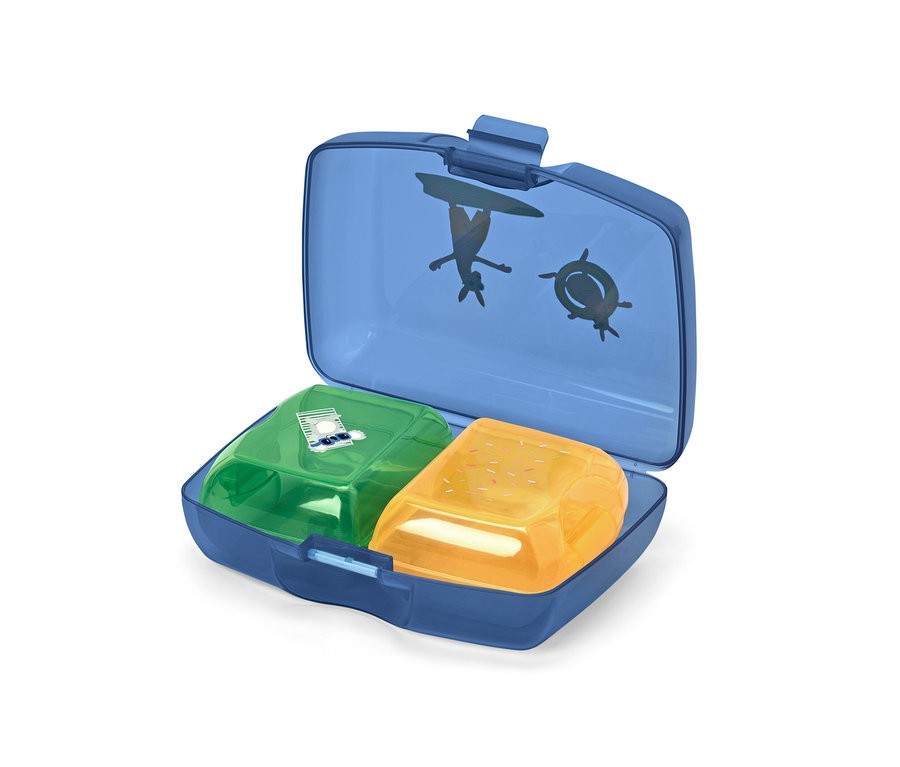 Nyitott kék uzsonnás doboz három belső tartállyal.