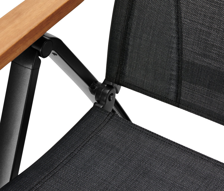 Egy fekete, állítható háttámlás összecsukható szék részlete fa karfával.