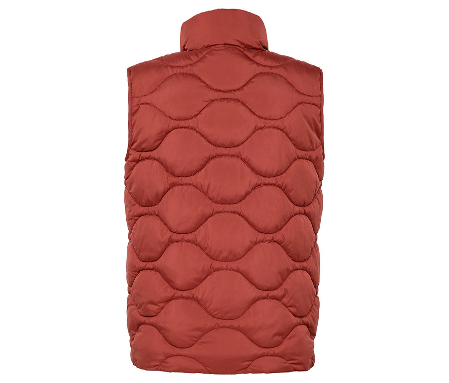 Hátulnézet egy terrakotta színű, steppelt mellényről.