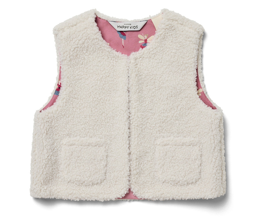 Egy fehér, bolyhos mellény közelképe rózsaszín, virágmintás béléssel.