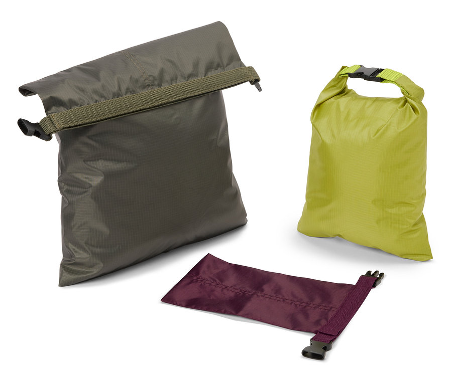 Három vízálló zsák olíva, lime és lila színben fekszik fehér háttér előtt.