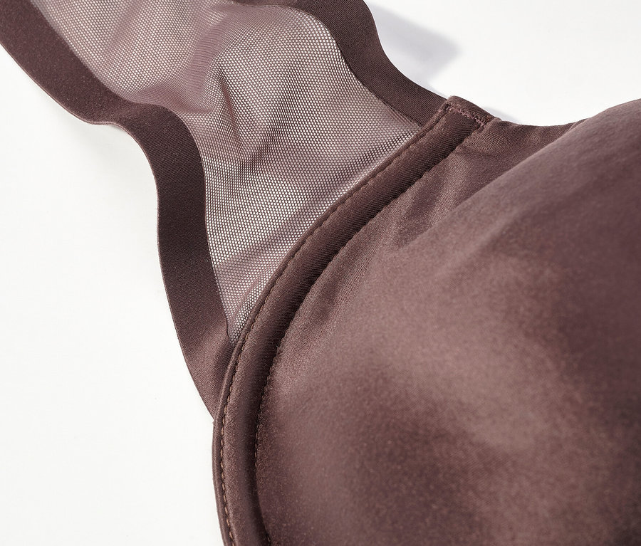 Egy barna színű melltartó részlete tüll betéttel, fehér háttéren.