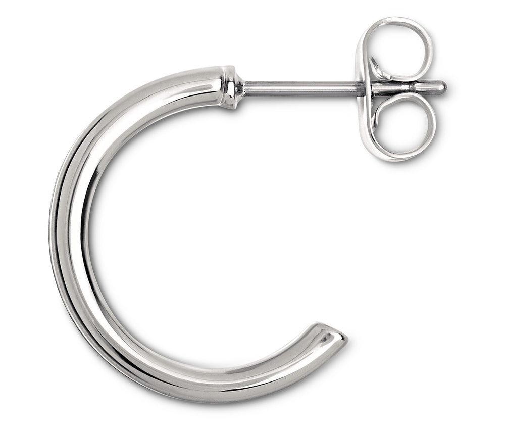 Egy ezüst színű karika fülbevaló részletfotója.