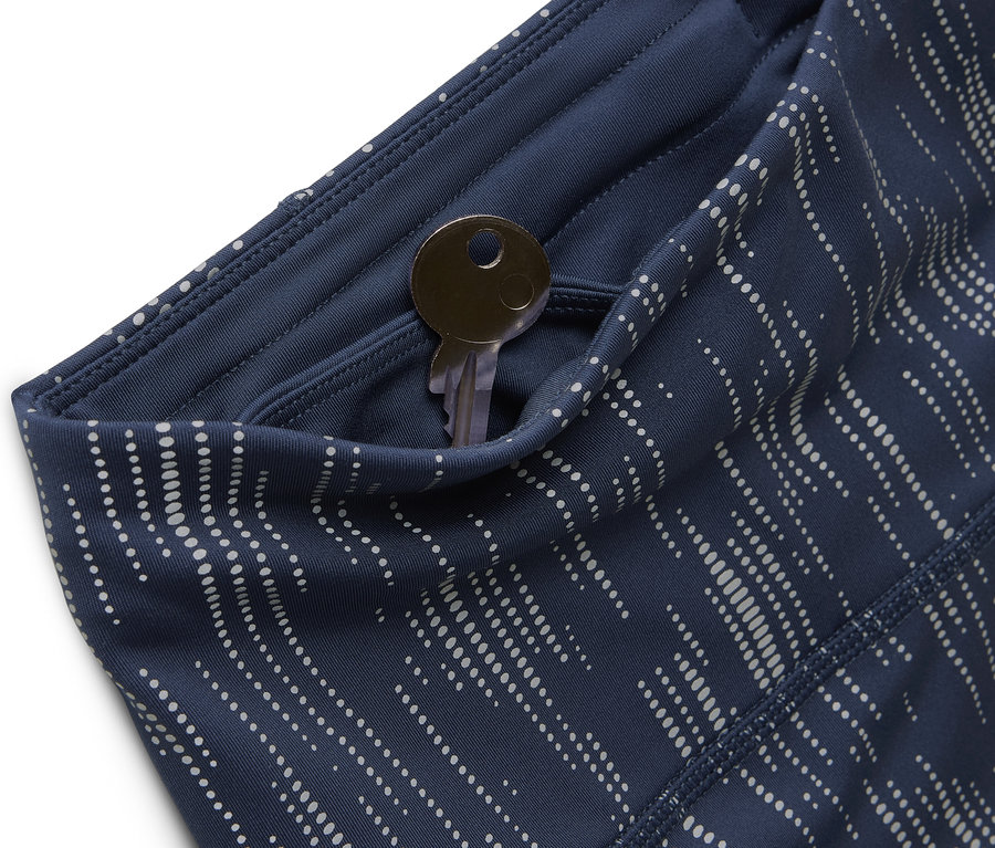 Kék, mintás leggings részlete kulccsal a zsebben.