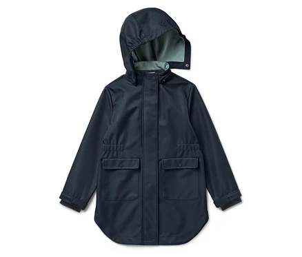 Sötétkék, kapucnis, zsebes gyerek softshell kabát.