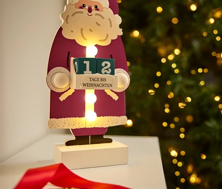 Dekoratív fa Mikulás figura visszaszámlálóval karácsonyig.