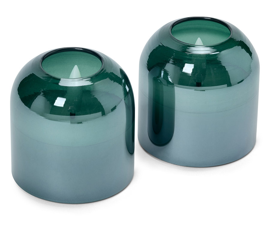 Két kék és zöld üveg gyertya fehér háttérrel.