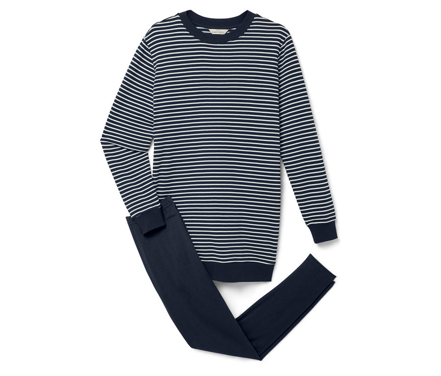 Csíkos, hosszú ujjú felső és sötétkék nadrág fehér háttérrel.