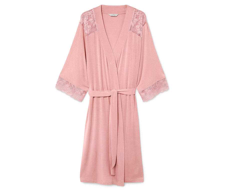 Rózsaszín köntös csipkével az ujján és a vállán, megkötős övvel, fehér háttér előtt.