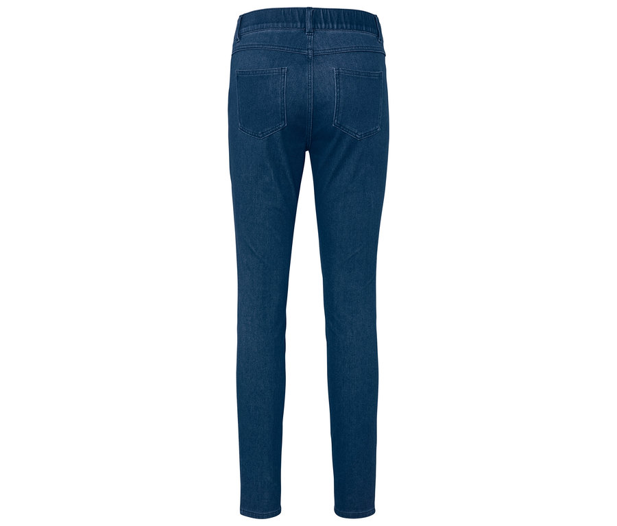 Sötétkék farmernadrág hátulnézete.